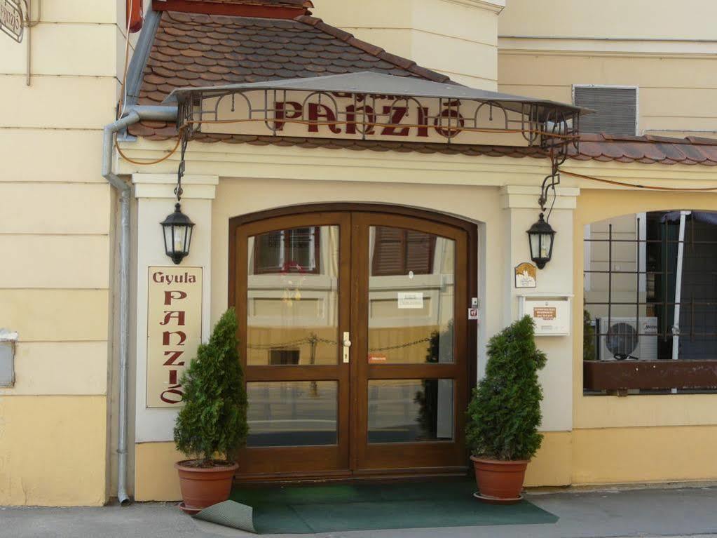 ホテル Gyula Panzio エクステリア 写真